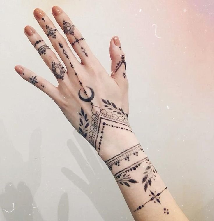 xu hướng xăm ngón tay của giới trẻ hiện nay Hình xăm henna chi tiết trên tay, phong cách hình học, nền sáng, độ phân giải HD.