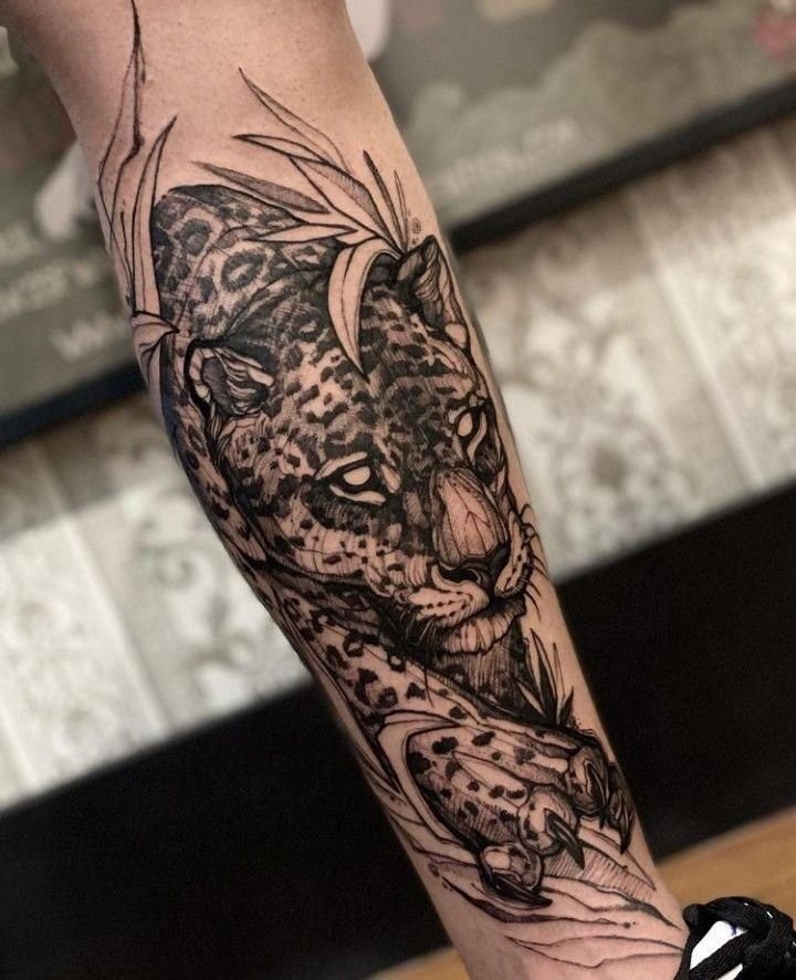 Hình xăm báo đen chi tiết ở chân, phong cách blackwork, ảnh HD rõ nét.