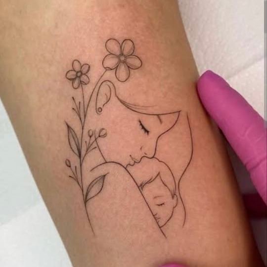 Hình xăm mẹ và bé phong cách line art trên tay, chi tiết tinh tế, độ phân giải HD.