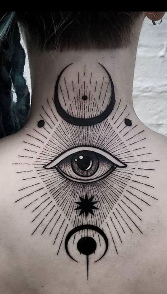 Hình xăm mắt thần trên gáy, phong cách blackwork chi tiết, độ phân giải cao.