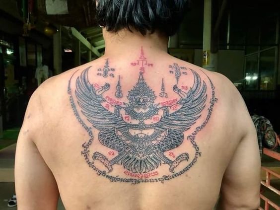 Anh khách xăm hình kim sí điểu ở lưng Hình xăm Garuda trên lưng, phong cách cổ điển, chi tiết cao, độ phân giải HD.