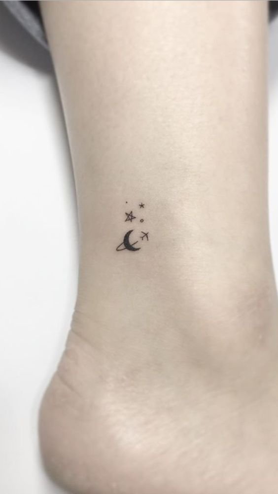 Hình xăm mini mặt trăng và sao trên mắt cá chân, phong cách blackwork, độ phân giải HD.