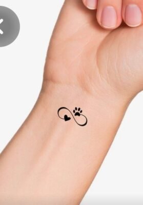 Hình xăm mini biểu tượng vô cực với trái tim và dấu chân, trên cổ tay, phong cách blackwork, ảnh HD.