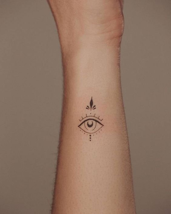 Hình xăm con mắt minimalistic trên cổ tay, phong cách blackwork, chi tiết rõ nét, độ phân giải HD.