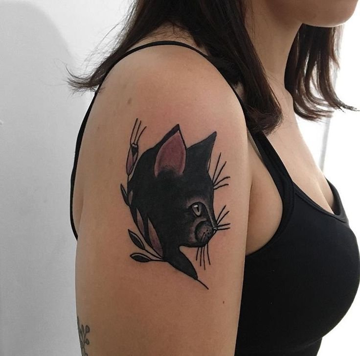 Hình xăm mèo phong cách blackwork trên vai, chi tiết rõ nét, độ phân giải HD.