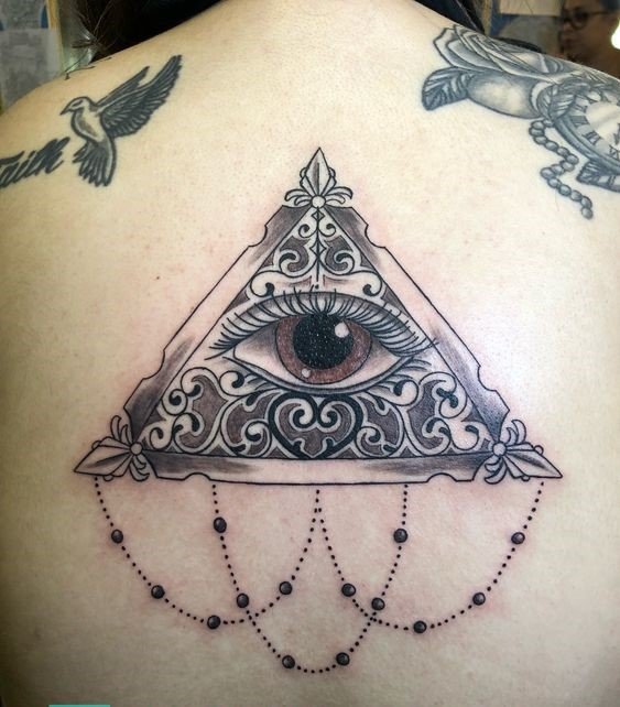Hình xăm con mắt trong tam giác phong cách blackwork trên lưng, chi tiết tinh xảo, độ phân giải HD.