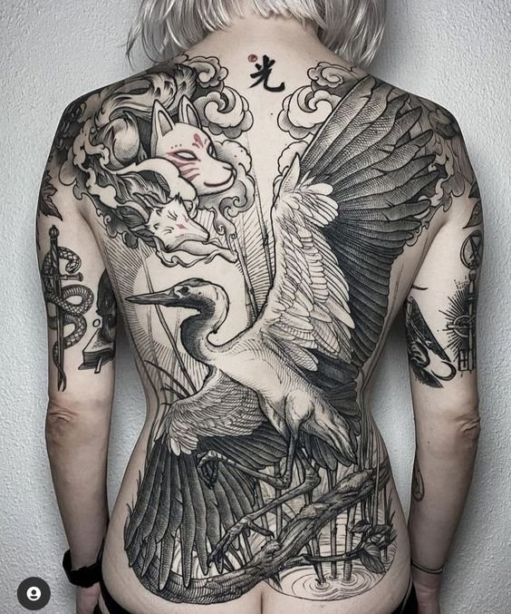 Hình xăm hạc và kitsune phong cách blackwork chi tiết trên lưng, độ phân giải HD.