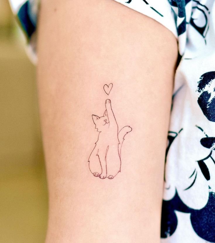 Hình xăm mèo mini trên tay, phong cách blackwork đơn giản, ảnh HD.