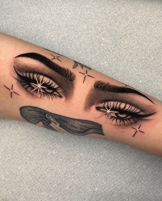 Hình xăm đôi mắt trên cánh tay, phong cách blackwork chi tiết, độ phân giải HD.