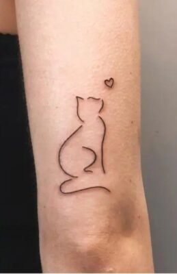 Hình xăm mèo tối giản trên cánh tay, phong cách linework, độ phân giải HD.