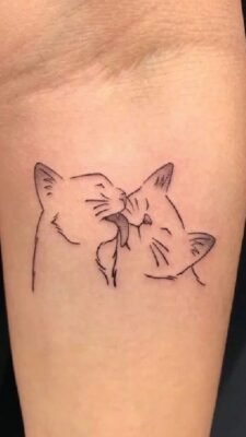 Hình xăm mèo tối giản trên cánh tay, phong cách blackwork, độ phân giải HD.