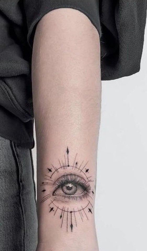 Hình xăm con mắt trên cánh tay, phong cách blackwork chi tiết, ảnh HD.