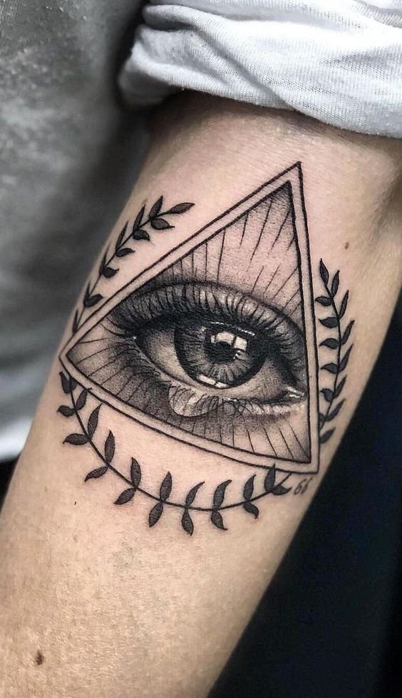 Hình xăm mắt trong tam giác, phong cách blackwork, trên tay, chi tiết tinh xảo, ảnh HD.