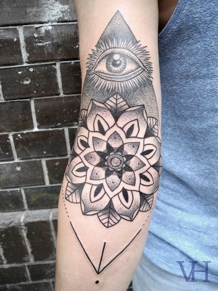 Hình xăm mandala và mắt trên tay, phong cách blackwork, chi tiết rõ nét, ảnh HD.