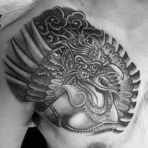 Hình xăm bán thân kim sí điểu đơn sắc ở ngực Hình xăm Garuda trên ngực, phong cách blackwork chi tiết, độ phân giải HD.
