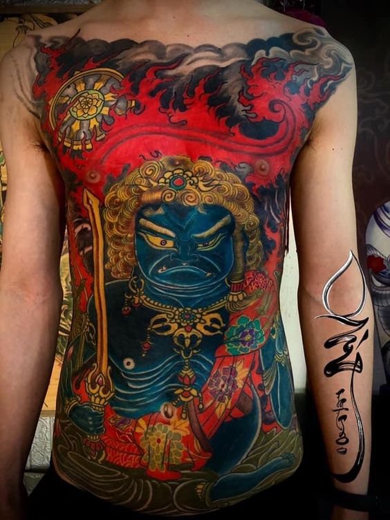 Hình xăm thần chiến binh Nhật Bản trên ngực, phong cách màu sắc chi tiết, độ phân giải cao.