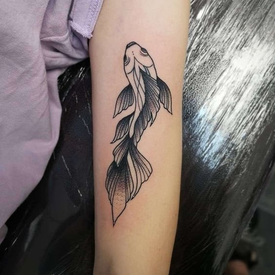 Hình xăm cá koi phong cách blackwork trên cánh tay, chi tiết rõ nét, độ phân giải HD.