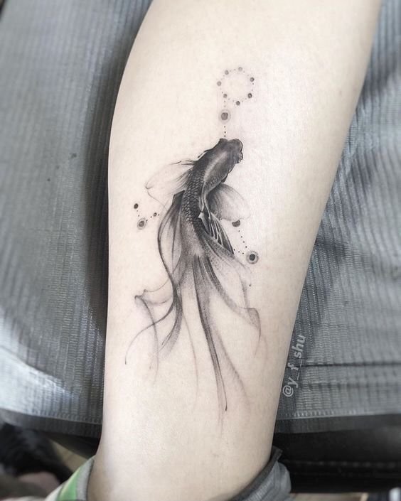 Hình xăm cá chép phong cách blackwork trên tay, chi tiết tinh tế, độ phân giải HD.