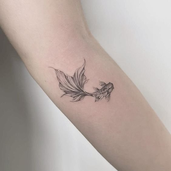 Hình xăm cá betta mini trên tay, phong cách blackwork, chi tiết rõ nét, ảnh HD.