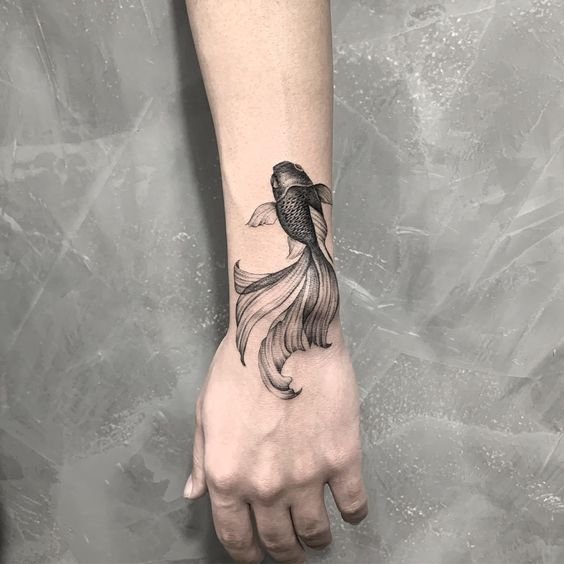 Hình xăm cá chép phong cách blackwork trên cổ tay, chi tiết sắc nét, ảnh HD.