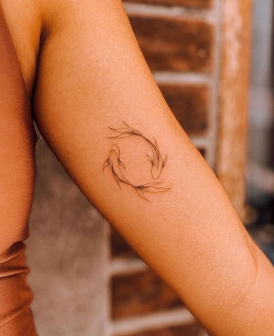 Hình xăm cá koi mini trên tay, phong cách blackwork tinh tế, ảnh chất lượng HD.