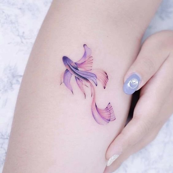 Hình xăm cá phong cách màu nước trên tay, chi tiết tinh tế, độ phân giải HD.