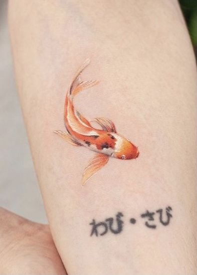 Hình xăm cá koi mini trên cánh tay, phong cách màu sắc tự nhiên, chi tiết rõ nét, độ phân giải HD.