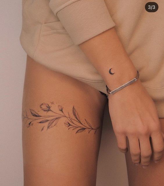Hình xăm hoa lá trên đùi và mặt trăng trên cổ tay, phong cách blackwork, độ chi tiết cao, ảnh HD.