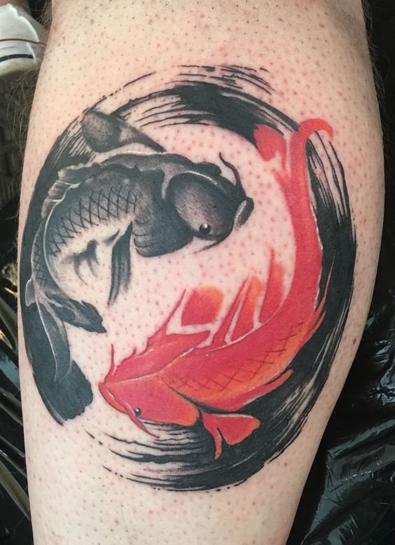 Hình xăm cá koi yin yang trên bắp tay, phong cách màu sắc, chi tiết sắc nét, độ phân giải HD.