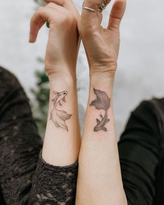 Hình xăm cá koi mini trên cổ tay, phong cách blackwork, chi tiết rõ nét, ảnh HD.