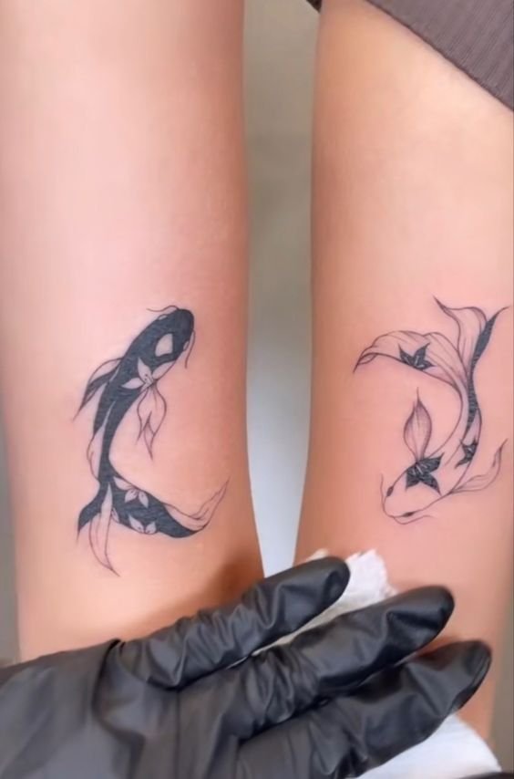 Hình xăm cá koi mini trên cánh tay, phong cách blackwork, chi tiết sắc nét, ảnh HD.