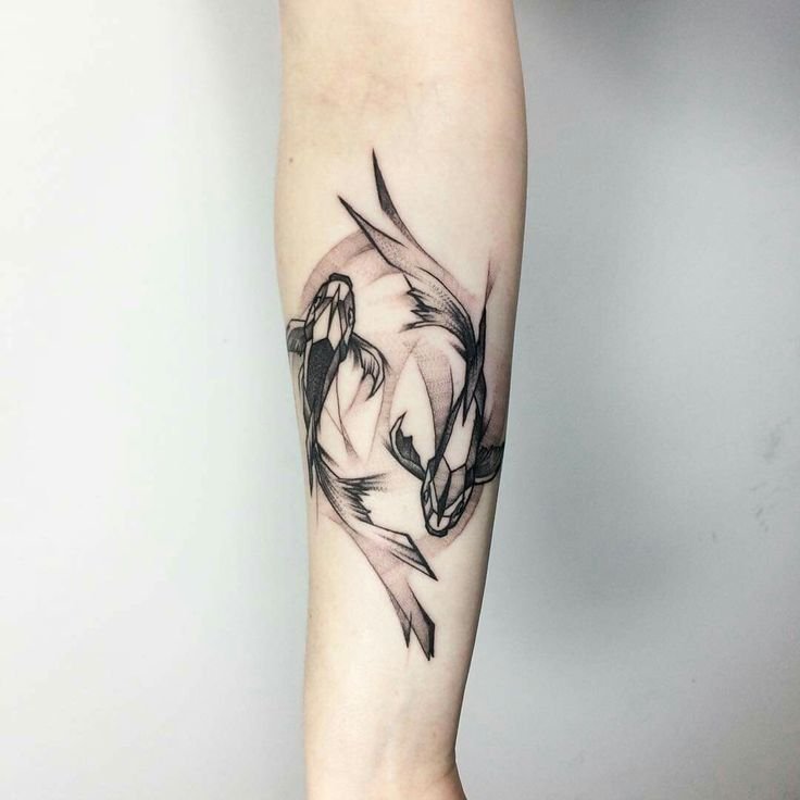 Hình xăm cá chép phong cách blackwork trên cánh tay, chi tiết tinh tế, ảnh HD.