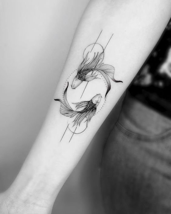 Hình xăm cá koi trên cánh tay, phong cách blackwork chi tiết, ảnh HD.