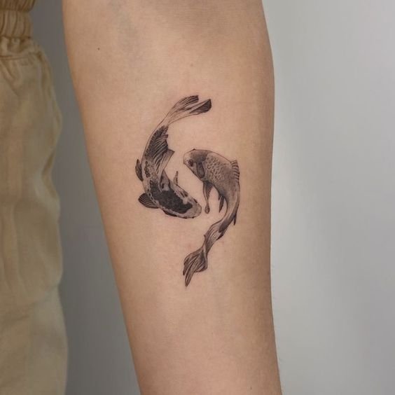 Hình xăm cá koi trên cánh tay, phong cách blackwork chi tiết, ảnh độ phân giải cao.