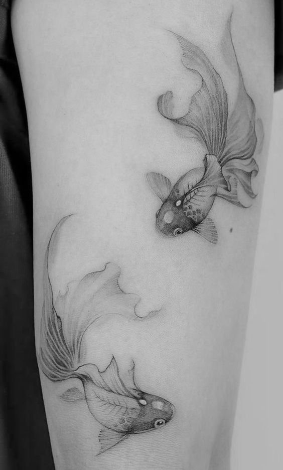 Hình xăm cá vàng phong cách blackwork trên tay, chi tiết tinh tế, độ phân giải HD.