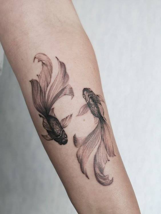 Hình xăm cá chép trên cánh tay, phong cách blackwork, chi tiết rõ nét, ảnh HD.