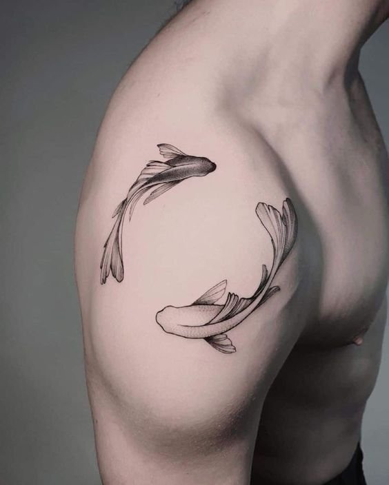 Hình xăm cá chép trên vai, phong cách blackwork, chi tiết tinh tế, độ phân giải HD.