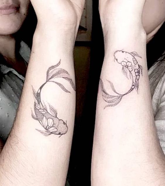 Hình xăm cá Koi phong cách blackwork trên cổ tay, chi tiết, chất lượng HD.