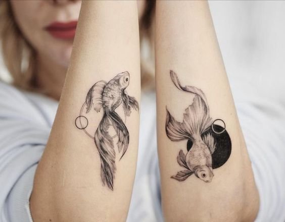 Hình xăm cá chép phong cách blackwork trên cánh tay, chi tiết tinh xảo. Ảnh HD.