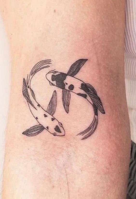 Hình xăm cá koi phong cách blackwork trên cánh tay, chi tiết rõ nét, độ phân giải HD.