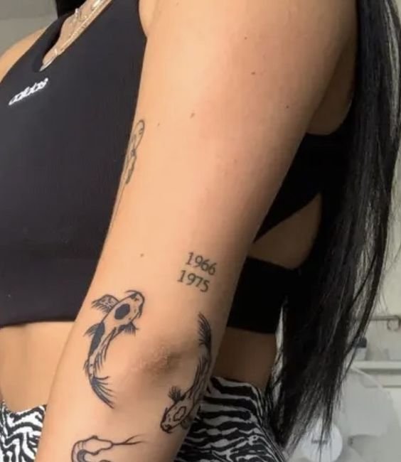 Hình xăm cá koi phong cách blackwork trên cánh tay, chi tiết rõ nét, ảnh HD.