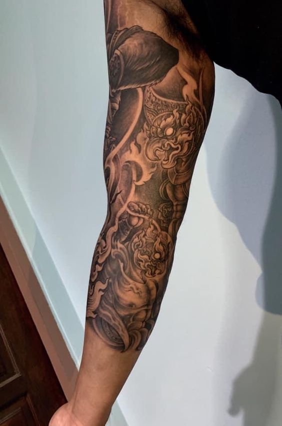Hình xăm cặp kim sí điểu phủ kín bắp tay Hình xăm tay áo phong cách blackwork chi tiết, chủ đề mặt quỷ, độ phân giải HD.