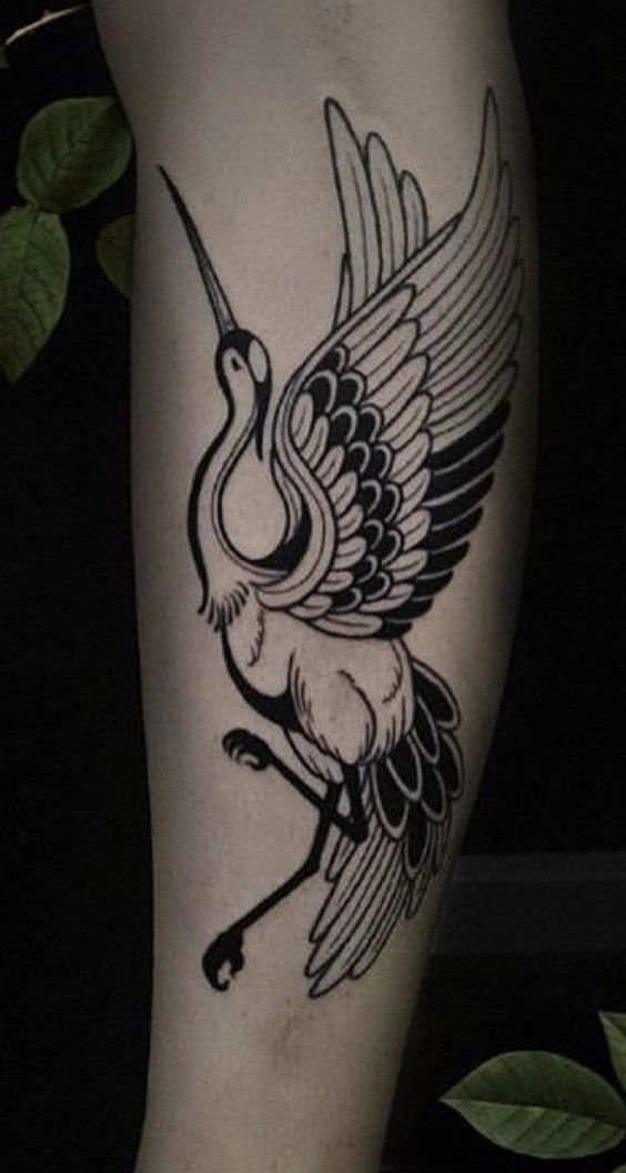 Hình xăm chim hạc blackwork ở bắp tay, chi tiết rõ nét, phong cách cổ điển, ảnh HD.