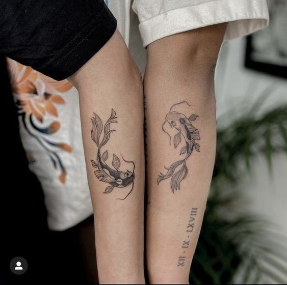 Hình xăm cá koi trên cánh tay, phong cách blackwork, chi tiết rõ nét, độ phân giải HD.