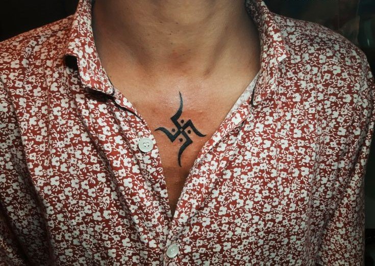 Hình xăm hình học trên ngực, phong cách blackwork, chi tiết tinh tế, ảnh HD.
