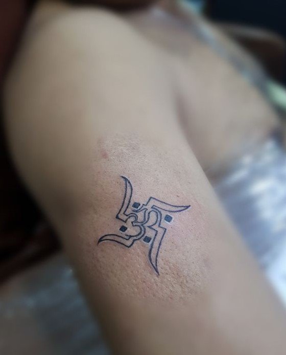 Hình xăm hoa văn tối giản trên cánh tay, phong cách blackwork, ảnh HD.