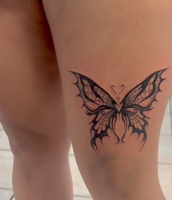 Hình xăm bướm blackwork chi tiết trên đùi, phong cách cổ điển, ảnh HD rõ nét.