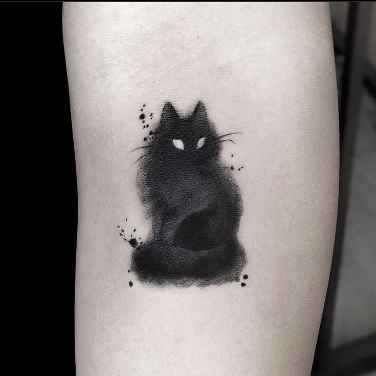 Hình xăm mèo đen phong cách blackwork trên tay, chi tiết sắc nét, độ phân giải HD.