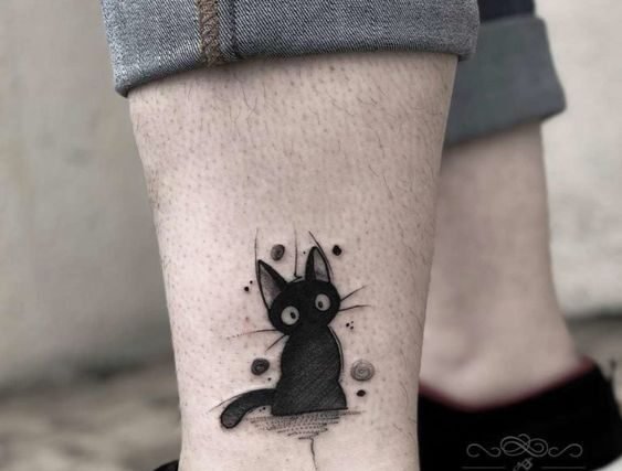 Hình xăm mèo mini phong cách blackwork ở chân, chi tiết rõ nét, ảnh HD.