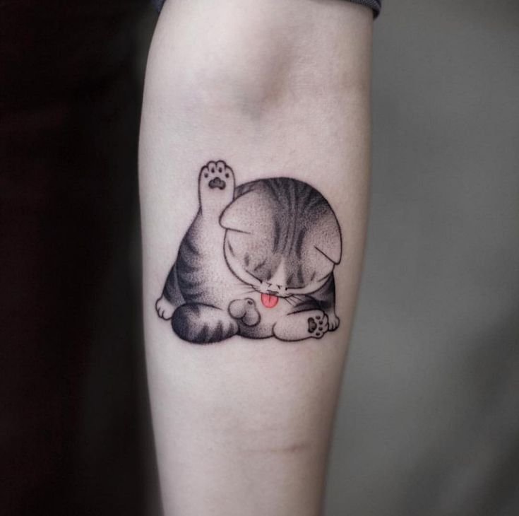 Hình xăm mèo dễ thương ở tay, phong cách blackwork, chi tiết rõ nét, độ phân giải HD.